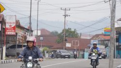Warga tetap beraktivitas meski kabut asap telah masuk dalam kategori berbahaya.
