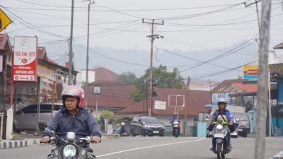 Warga tetap beraktivitas meski kabut asap telah masuk dalam kategori berbahaya. 