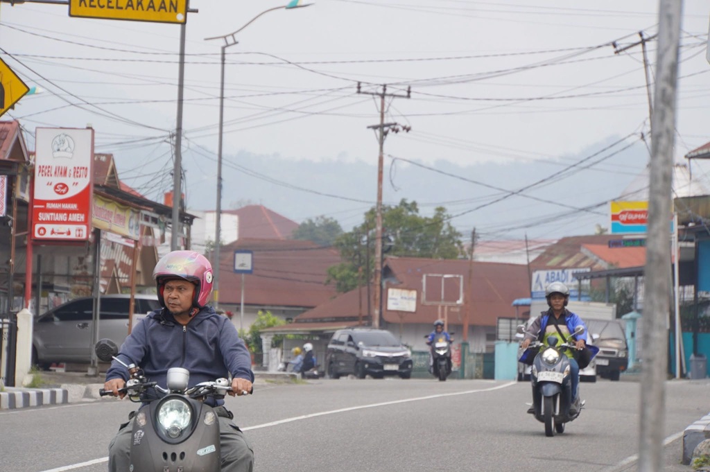 Warga tetap beraktivitas meski kabut asap telah masuk dalam kategori berbahaya. 