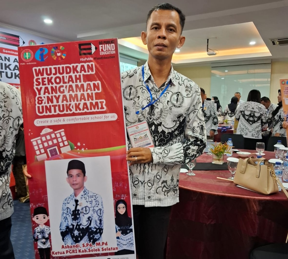 Asbandi, S.Pd, M.Pd selaku ketua KKS yang juga Pemateri dalam KKG  guru se Kecamatan Sungai Pagu.