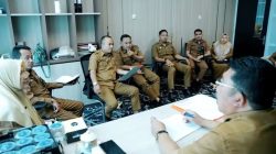 Asisten I Setdakab Solok Selatan H. Efi Yandri, M.Si, Kadis Sosial PMD drh. Nurhayati dan Kabid Pemerintah Nagari, Joni Pardilo, saat rapat bersama.