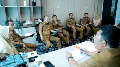 Asisten I Setdakab Solok Selatan H. Efi Yandri, M.Si, Kadis Sosial PMD drh. Nurhayati dan Kabid Pemerintah Nagari, Joni Pardilo, saat rapat bersama.