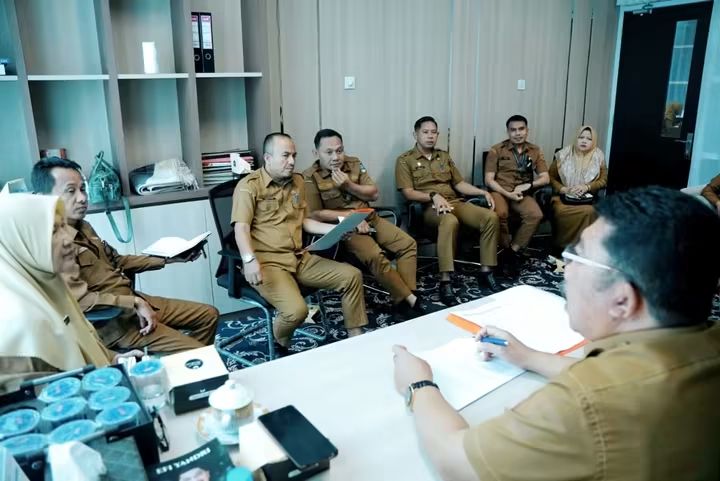 Asisten I Setdakab Solok Selatan H. Efi Yandri, M.Si, Kadis Sosial PMD drh. Nurhayati dan Kabid Pemerintah Nagari, Joni Pardilo, saat rapat bersama.