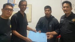 Calon Ketua PWI Payakumbuh-Limapuluh Kota Aspon Dedi saat menyerahkan berkas pendaftaran ke panitia Konfercab, Minggu (20/09/2026).