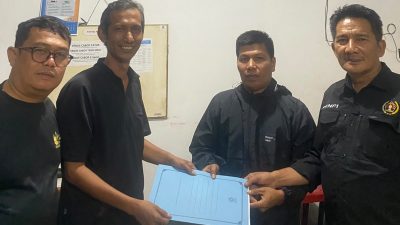 Calon Ketua PWI Payakumbuh-Limapuluh Kota Aspon Dedi saat menyerahkan berkas pendaftaran ke panitia Konfercab, Minggu (20/09/2026).