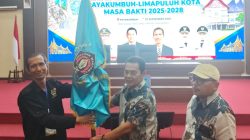 Ketua PWI Paliko terpilih Aspon Dedi menerima Pataka PWI dari Ketua PWI Sumbar Widya Navies didampingi Ketua Bidang Organisasi Sawir Pribadi, Minggu (27/09/2026).