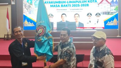 Ketua PWI Paliko terpilih Aspon Dedi menerima Pataka PWI dari Ketua PWI Sumbar Widya Navies didampingi Ketua Bidang Organisasi Sawir Pribadi, Minggu (27/09/2026).
