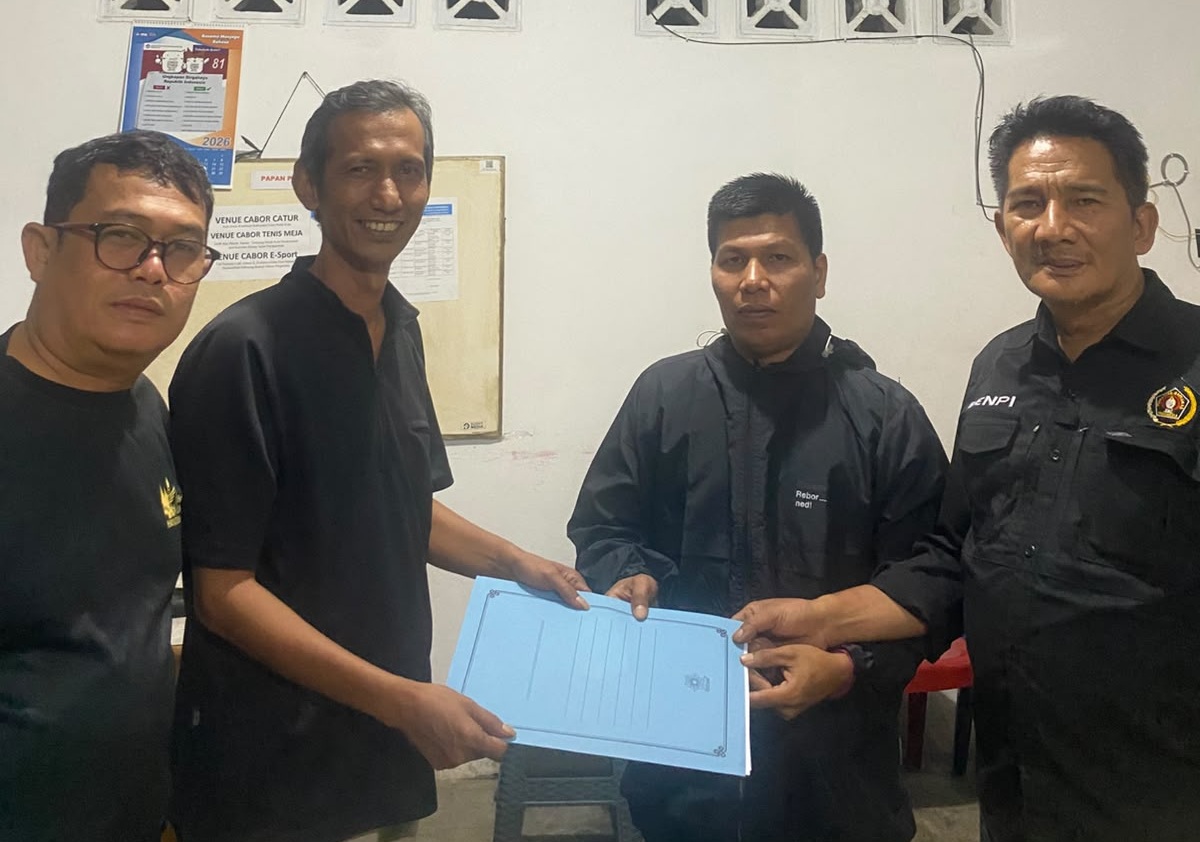 Calon Ketua PWI Payakumbuh-Limapuluh Kota Aspon Dedi saat menyerahkan berkas pendaftaran ke panitia Konfercab, Minggu (20/09/2026).
