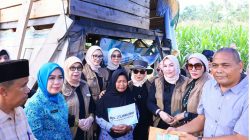 Ketua TP-PKK Padangpariaman Ny. Nita Kristanti Azis bersama Indo Jalito Peduli saat mengunjungi rumah warga yang akan direhabilitasi, Selasa (08/09/2026). 