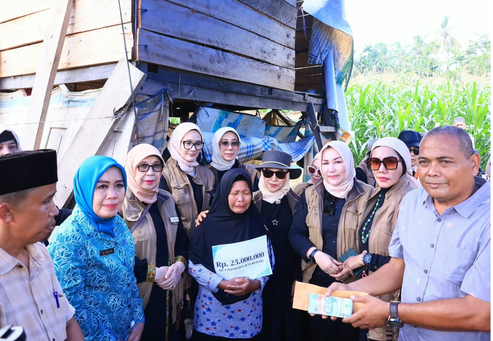 Ketua TP-PKK Padangpariaman Ny. Nita Kristanti Azis bersama Indo Jalito Peduli saat mengunjungi rumah warga yang akan direhabilitasi, Selasa (08/09/2026). 