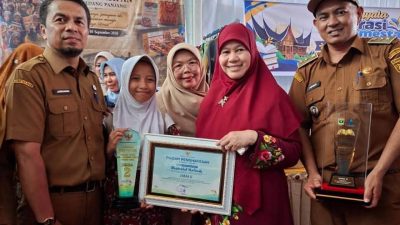 Bunda Literasi Sumbar Ny. Harneli Mahyeldi saat menyerahkan penghargaan kepada siswi SDN 5 Padangpanjang Barat Khairatul Hafizah berhasil meraih Juara II Lomba Bertutur Tingkat SD/MI, Selasa (08/09/2026).