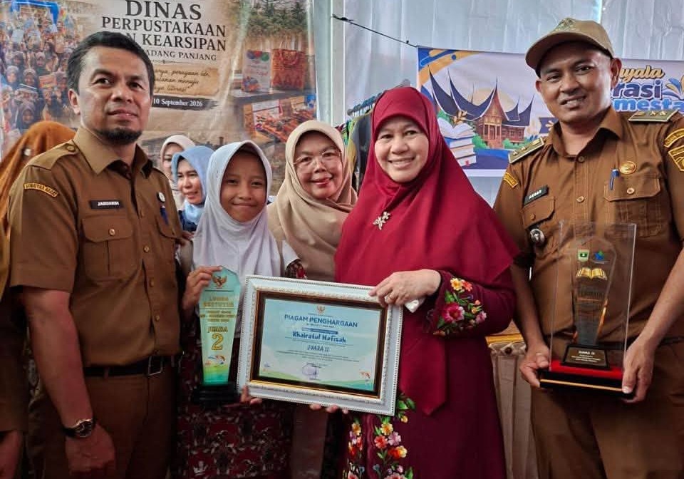 Bunda Literasi Sumbar Ny. Harneli Mahyeldi saat menyerahkan penghargaan kepada siswi SDN 5 Padangpanjang Barat Khairatul Hafizah berhasil meraih Juara II Lomba Bertutur Tingkat SD/MI, Selasa (08/09/2026).