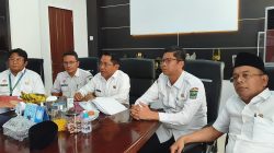 Bupati Padangpariaman John Kenedy Azis saat didampingi Sekdakab Hendra Aswara dan Kadisdikbud, Hendri saat menyampaikan kondisi kabut asap di Padangpariaman, Rabu (16/09/2026).
