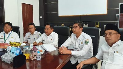 Bupati Padangpariaman John Kenedy Azis saat didampingi Sekdakab Hendra Aswara dan Kadisdikbud, Hendri saat menyampaikan kondisi kabut asap di Padangpariaman, Rabu (16/09/2026).