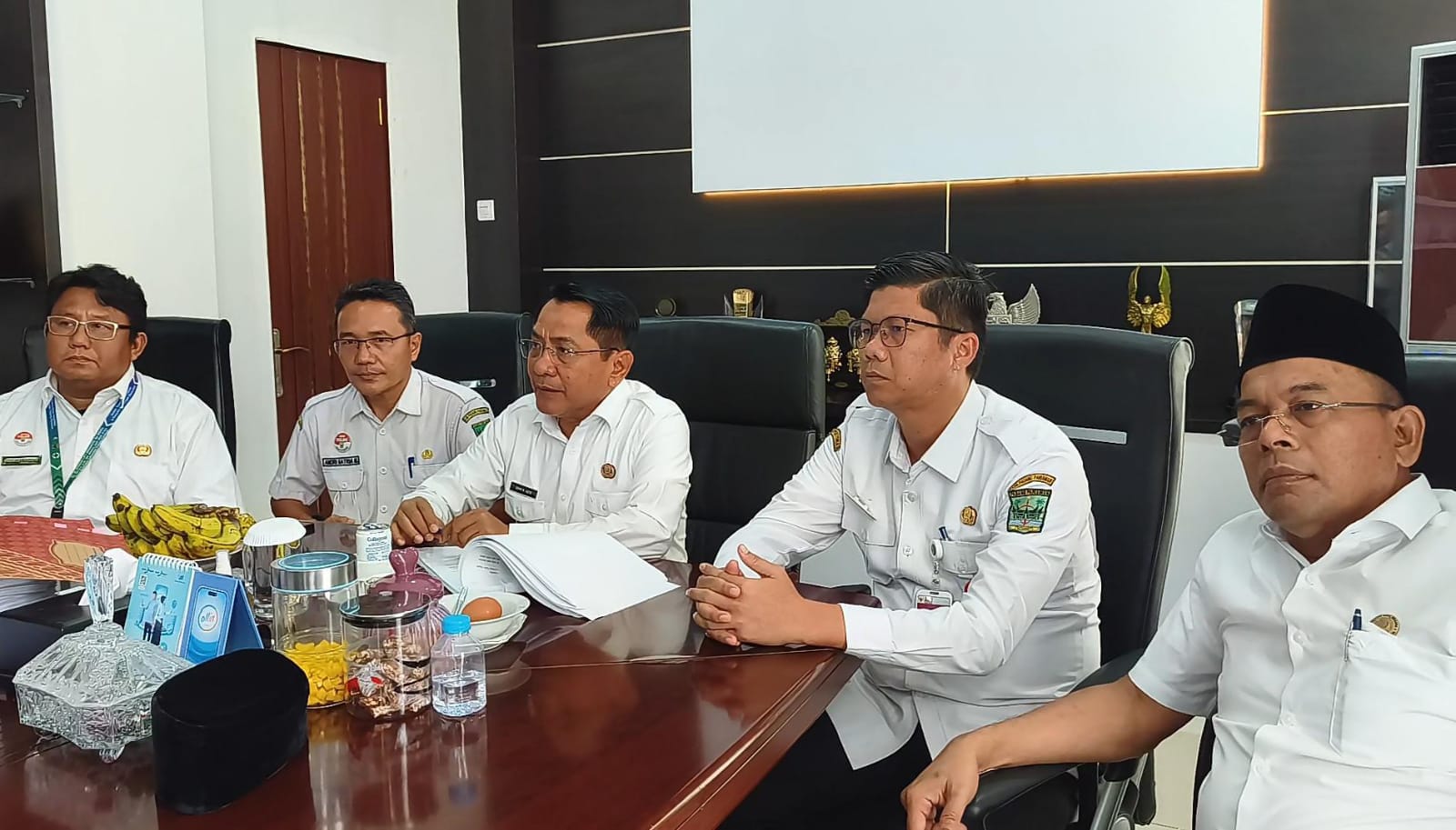 Bupati Padangpariaman John Kenedy Azis saat didampingi Sekdakab Hendra Aswara dan Kadisdikbud, Hendri saat menyampaikan kondisi kabut asap di Padangpariaman, Rabu (16/09/2026).