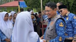 Bupati Padangpariaman John Kenedy Azis terlihat akrab dengan siswa saat penyerahan seragam sekolah di SMPN I Sungai Geringging, Kamis (17/09/2026).