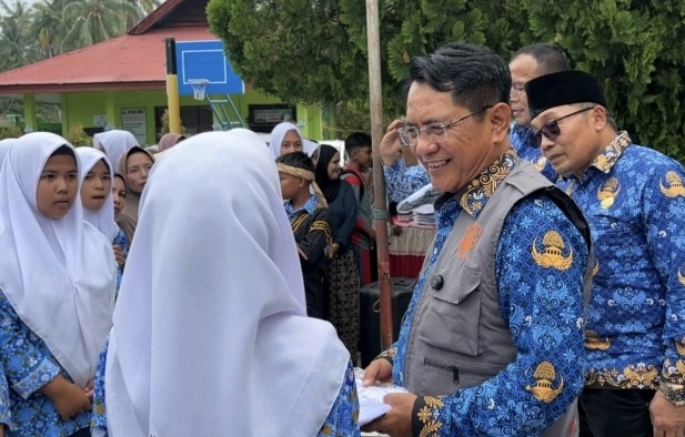 Bupati Padangpariaman John Kenedy Azis terlihat akrab dengan siswa saat penyerahan seragam sekolah di SMPN I Sungai Geringging, Kamis (17/09/2026).
