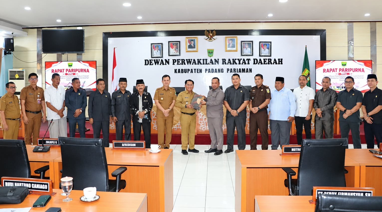 Bupati Padangpariaman John Kenedy Azis bersama jajaran DPRD Padangpariaman saat pembahasan perubahan APBD 2026, Senin (14/09/2026). 