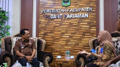 Bupati Padangpariaman John Kenedy Azis saat menerima kunjungan Kepala Regional BGN wilayah Riau, Kepri dan Sumbar, Syartiwidya beserta rombongan di ruang kerja Bupati, Jumat (18/09/2026). 