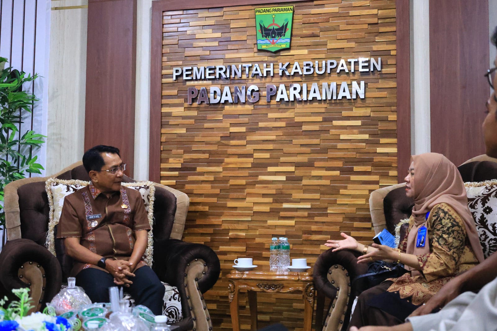 Bupati Padangpariaman John Kenedy Azis saat menerima kunjungan Kepala Regional BGN wilayah Riau, Kepri dan Sumbar, Syartiwidya beserta rombongan di ruang kerja Bupati, Jumat (18/09/2026). 