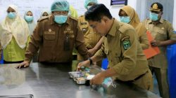 Bupati Padangpariaman John Kenedy Azis saat melakukan pengecekan terhadap Dapur SPPG di Kabupaten Padangpariaman, Selasa (15/09/2026).