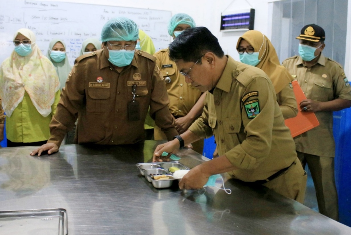 Bupati Padangpariaman John Kenedy Azis saat melakukan pengecekan terhadap Dapur SPPG di Kabupaten Padangpariaman, Selasa (15/09/2026).