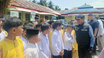 Bupati Padangpariaman John Kenedy Azis bersama siswa SMPN I Batang Anai, saat penyerahan baju seragam sekolah, Jumat (04/09/2026).