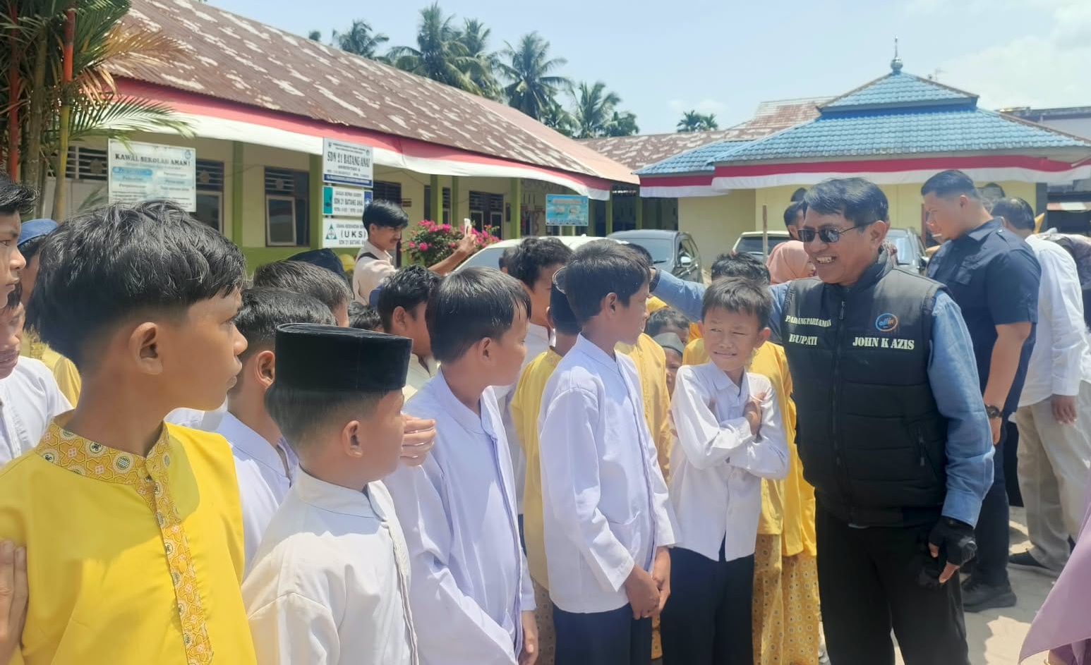 Bupati Padangpariaman John Kenedy Azis bersama siswa SMPN I Batang Anai, saat penyerahan baju seragam sekolah, Jumat (04/09/2026).  
