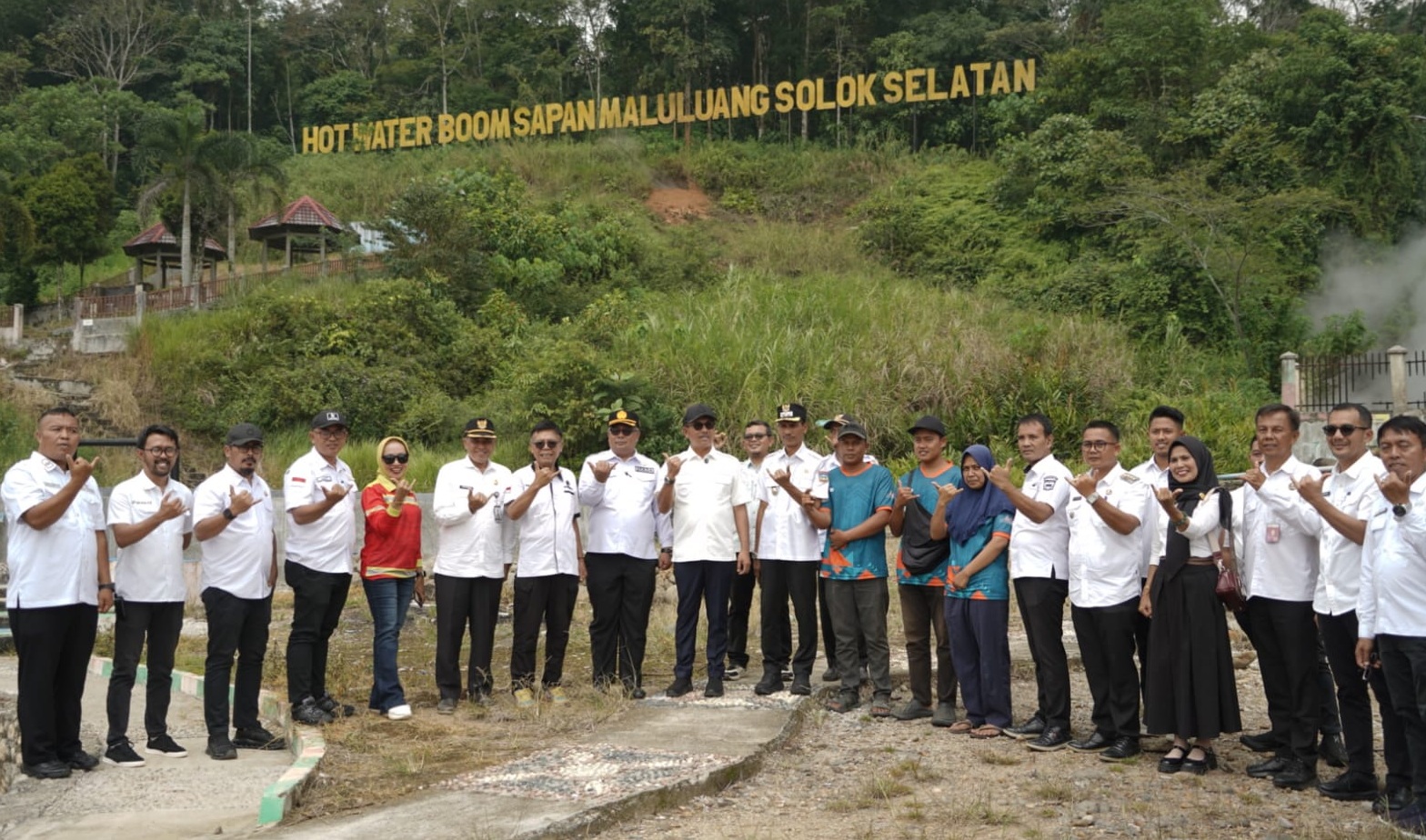 Bupati Solok Selatan, H Khairunas, Sekretaris Daerah Syamsurizaldi, Kadis Parbudpora Pamil Ruskamdani dan kepala OPD saat peninjauan Hot Water Boom Sapan Maluluang, Rabu (02/09/2026).
