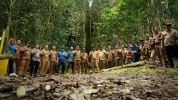 Bupati Solok Selatan H. Khairunas, Sekretaris Daerah Dr. H. Syamsurizaldi, S.IP, SE, MM, Kepala Dinas Pariwisata, Kebudayaan,Pemuda dan Olahraga Pamil Ruskamdani saat meninjau Goa Batu Kapal, Selasa (01/09/2026).