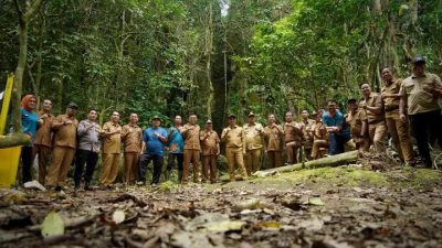 Bupati Solok Selatan H. Khairunas, Sekretaris Daerah Dr. H. Syamsurizaldi, S.IP, SE, MM, Kepala Dinas Pariwisata, Kebudayaan,Pemuda dan Olahraga Pamil Ruskamdani saat meninjau Goa Batu Kapal, Selasa (01/09/2026).