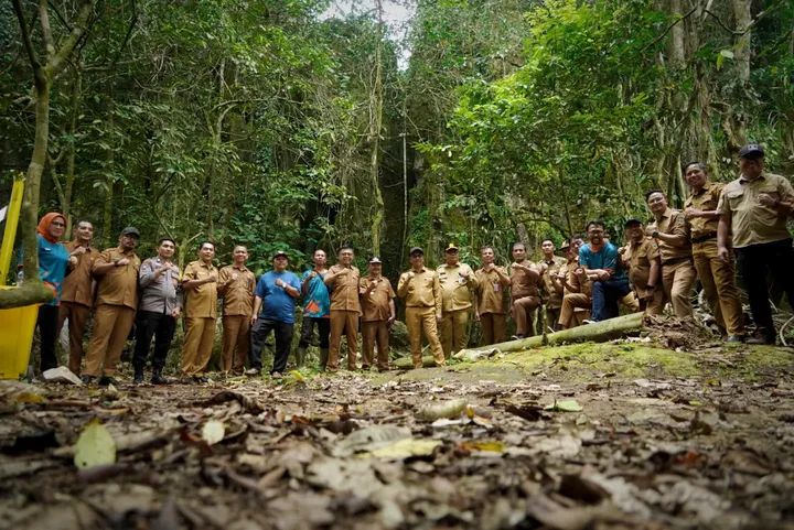 Bupati Solok Selatan H. Khairunas, Sekretaris Daerah Dr. H. Syamsurizaldi, S.IP, SE, MM, Kepala Dinas Pariwisata, Kebudayaan,Pemuda dan Olahraga Pamil Ruskamdani saat meninjau Goa Batu Kapal, Selasa (01/09/2026).