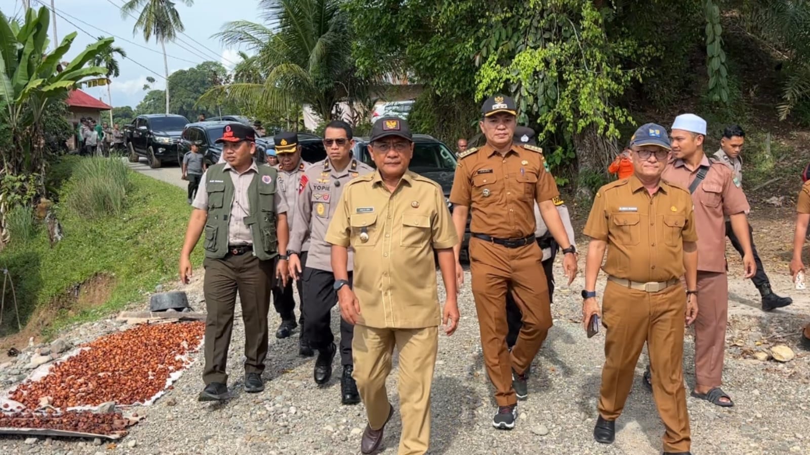Bupati Padangpariaman John Kenedy Azis bersama Kepala Dinas PUPR, El Abdes Marsyam saat meninjau infrastruktur jalan di Padangpariaman.