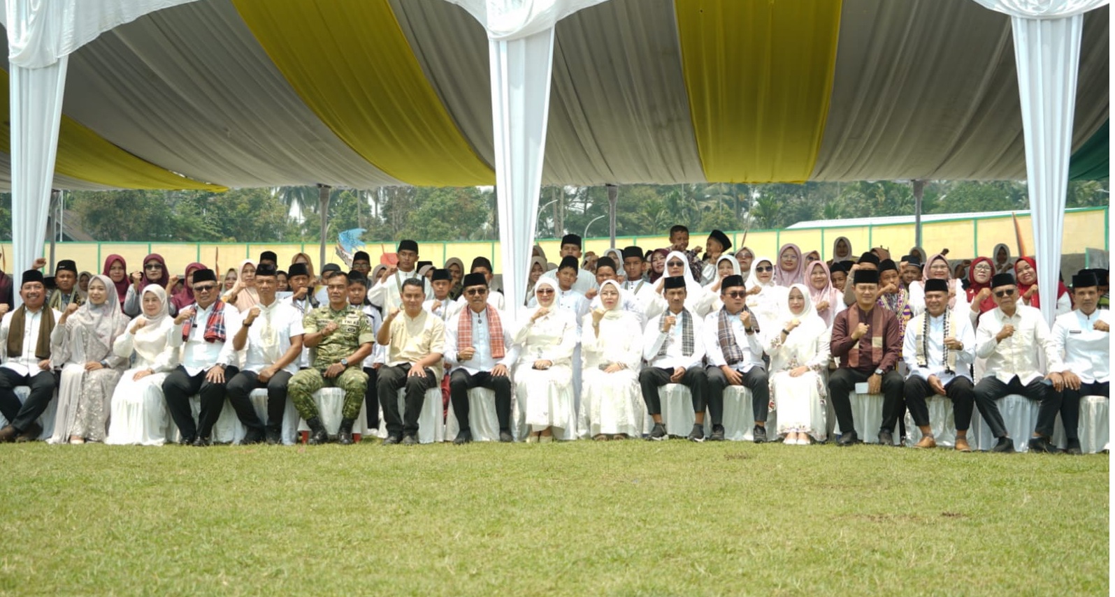 Bupati Solok Selatan bersama Wakil Bupati, Sekretaris Daerah, Ketua DPRD Bdan peserta Wisudah Tahfiz Al-Qur’an ke III Tingkat Solok Selatan, Sabtu (05/09/2026). 