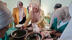 Dibawah bimbingan Dosen pengampu kegiatan, Dr. Fitri Arsih, S.Si., M.Pd. warga terlihat antusias melihat proses pembuatan dendeng daun singkong yang di buat oleh mahasiswi PPG IPA UNP.