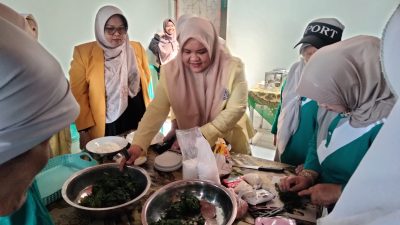Dibawah bimbingan Dosen pengampu kegiatan, Dr. Fitri Arsih, S.Si., M.Pd. warga terlihat antusias melihat proses pembuatan dendeng daun singkong yang di buat oleh mahasiswi PPG IPA UNP.
