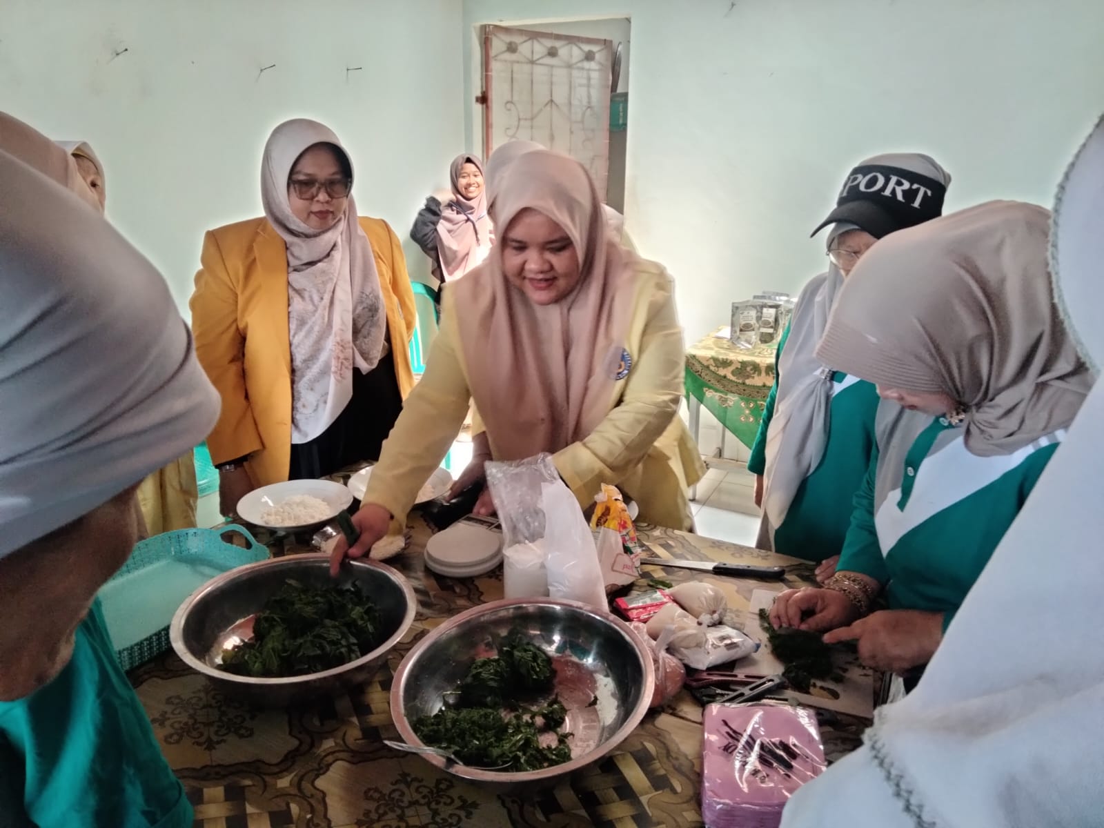 Dibawah bimbingan Dosen pengampu kegiatan, Dr. Fitri Arsih, S.Si., M.Pd. warga terlihat antusias melihat proses pembuatan dendeng daun singkong yang di buat oleh mahasiswi PPG IPA UNP.