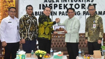 Bupati Padangpariaman John Kenedy Azis salam kompak bersama Direktur Jenderal Bina Keuangan Daerah Kemendagri.Dr. Drs. Agus Fatoni, M.Si  saat pertemuan Forum High Level Meeting ETPD yang digelar di Hall Inspektorat Padangpariaman, Jumat (25/09/2026).