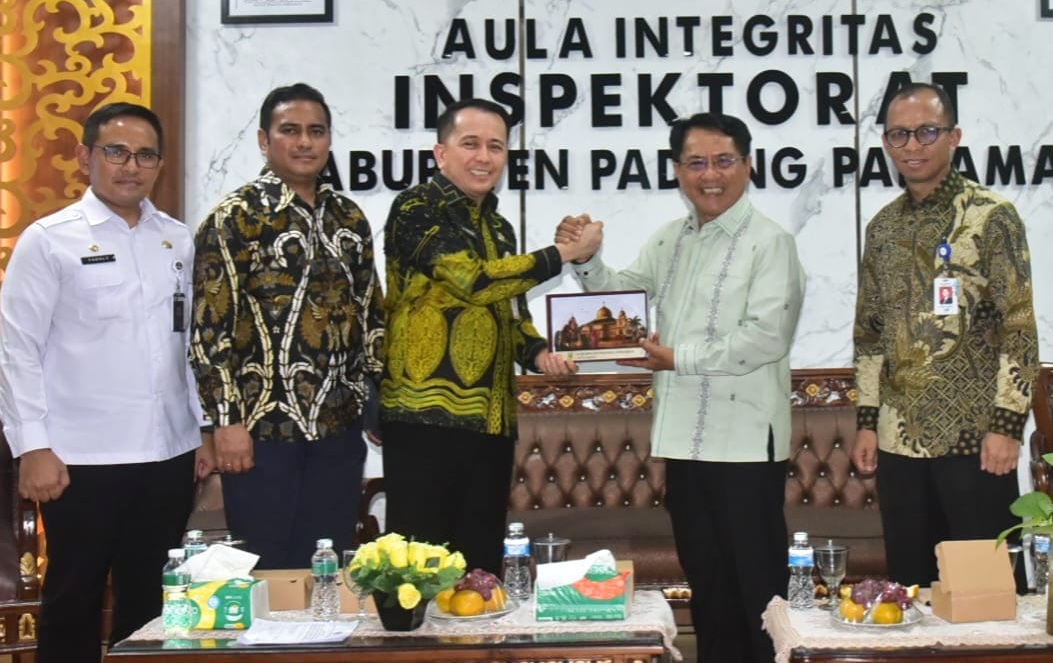Bupati Padangpariaman John Kenedy Azis salam kompak bersama Direktur Jenderal Bina Keuangan Daerah Kemendagri.Dr. Drs. Agus Fatoni, M.Si  saat pertemuan Forum High Level Meeting ETPD yang digelar di Hall Inspektorat Padangpariaman, Jumat (25/09/2026).