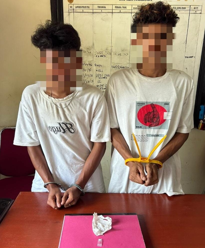 Dua orang pemakai Narkoba yang ditangkap Satresnarkoba Polres Limapuluh Kota di Jorong III Koto Bangun, Nagari Koto Bangun, Kecamatan Kapur IX, Jum’at (04/09/2026).