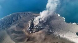 Erupsi Anak Krakatau yang mengganggu penerbangan, termasuk batalnya 21 penerbangan menuju BIM.