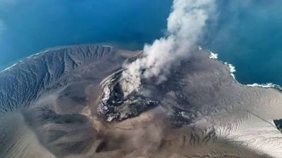 Erupsi Anak Krakatau yang mengganggu penerbangan, termasuk batalnya 21 penerbangan menuju BIM.