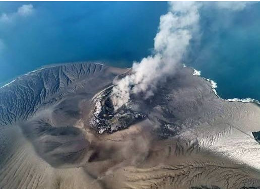 Erupsi Anak Krakatau yang mengganggu penerbangan, termasuk batalnya 21 penerbangan menuju BIM.