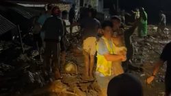 Warga mengevakuasi korban Galodo yang melanda kawasan Perkantoran Bupati Solok di Arosuka, Nagari Batang Barus, Kecamatan Gunung Talang, Kabupaten Solok, Senin malam (21/09/2026).   
