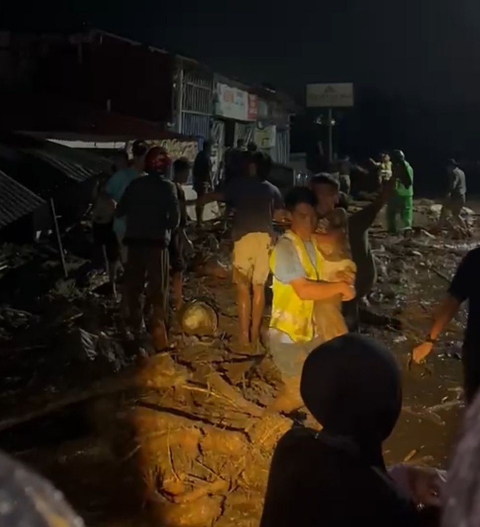 Warga mengevakuasi korban Galodo yang melanda kawasan Perkantoran Bupati Solok di Arosuka, Nagari Batang Barus, Kecamatan Gunung Talang, Kabupaten Solok, Senin malam (21/09/2026).   