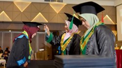 Sebanyak 80 wisudawan STIT SB Pariaman dikukuhkan gelar sarjana oleh ketua Dr. Neni Triana, MA di Pangeran Beach Hotel, Padang, Kamis (24/09/2026). 