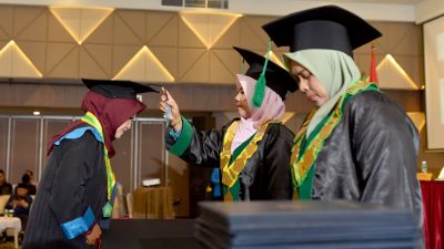 Sebanyak 80 wisudawan STIT SB Pariaman dikukuhkan gelar sarjana oleh ketua Dr. Neni Triana, MA di Pangeran Beach Hotel, Padang, Kamis (24/09/2026). 