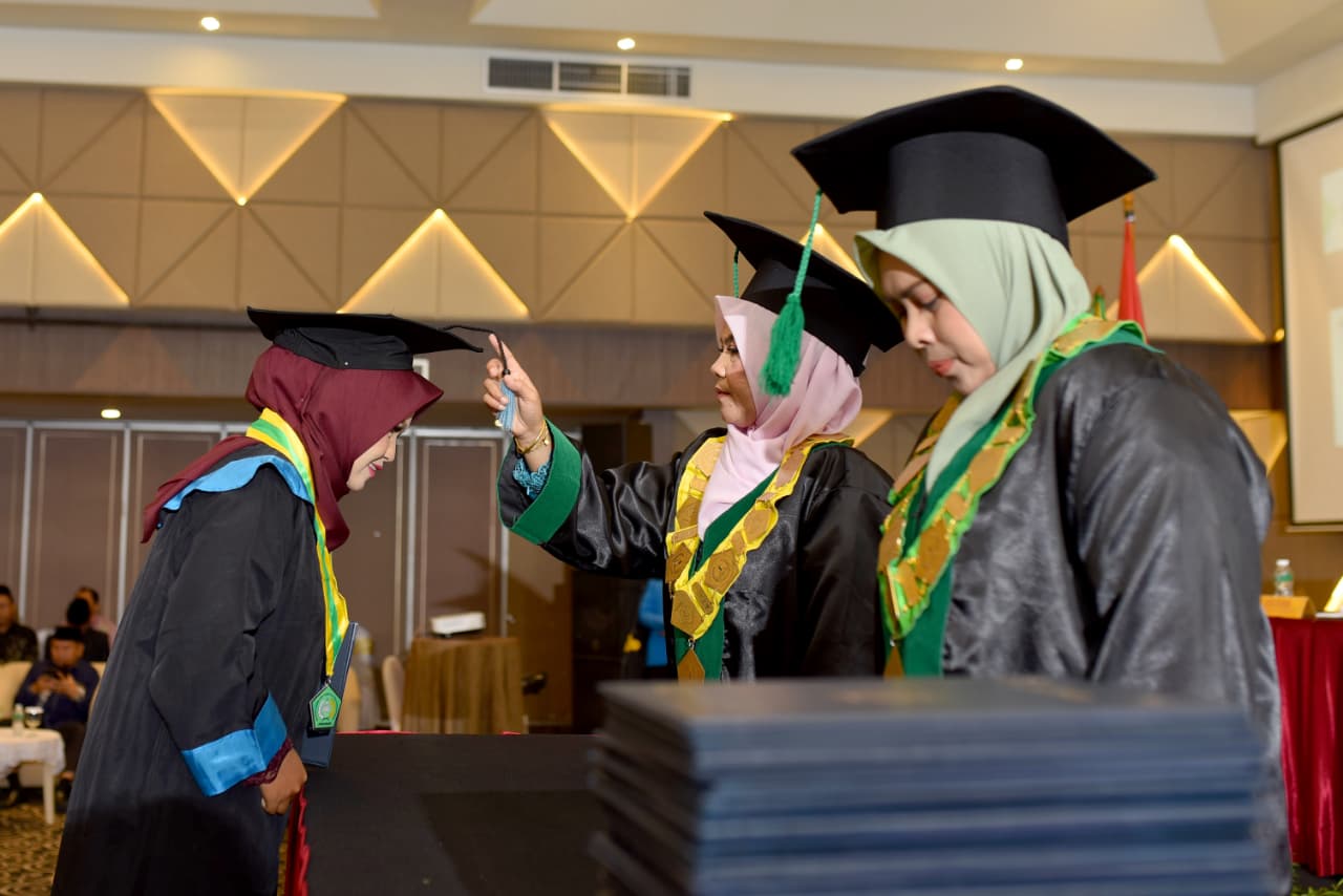 Sebanyak 80 wisudawan STIT SB Pariaman dikukuhkan gelar sarjana oleh ketua Dr. Neni Triana, MA di Pangeran Beach Hotel, Padang, Kamis (24/09/2026). 