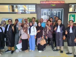 Yogi Gilang Arya bersama para saksi dan Advokatnya Romi Martianus, SH,. C.Med usai persidangan di Pengadilan Negeri Padang, Kamis (17/09/2026).