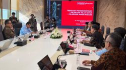Gubernur Sumbar Mahyeldi Ansharullah saat melaporkan kelangkaan solar yang terjadi di sejumlah wilayah Sumbar kepada COO Danantara, Dony Oskaria di Wisma Danantara, Jakarta, Kamis (03/09/2026). 